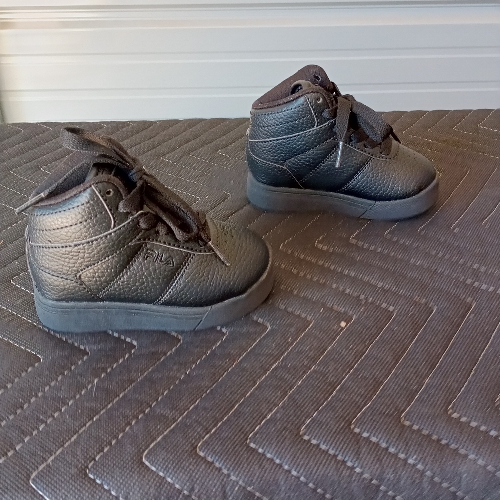 Toddler Fila shoes size 5